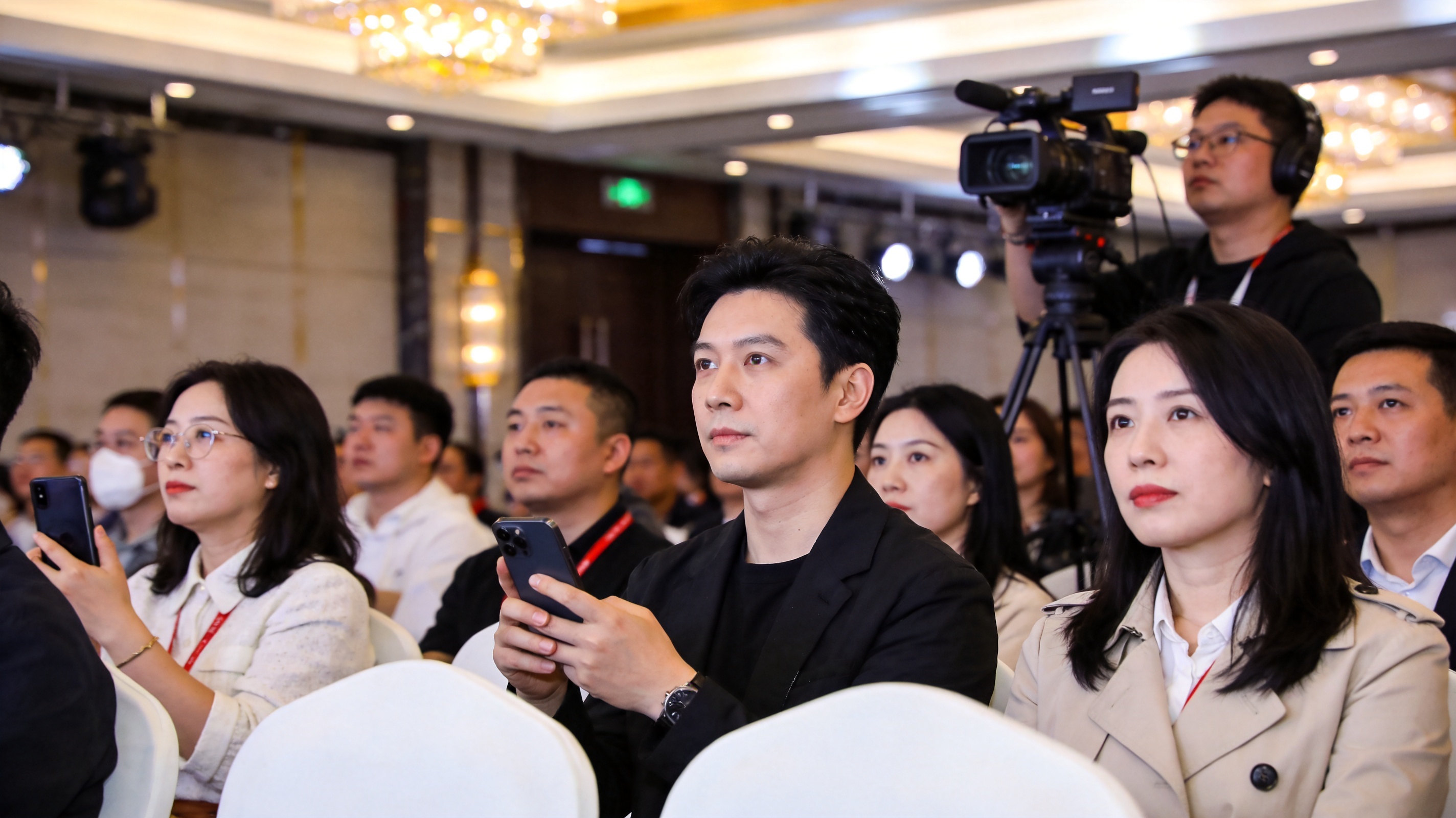 Bevictor伟德直播画面展示实时比分弹窗、控球率图表和赛况追踪